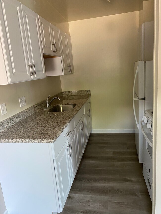 Kitchen - 480 19th Ave