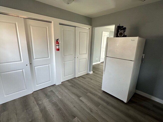 Building Photo - Renovated Southside 2BR/1BA duplex