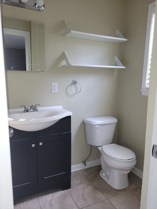 Building Photo - Beautiful 3 Bedroom Duplex