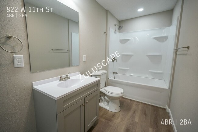 Building Photo - 822 W 11th St
