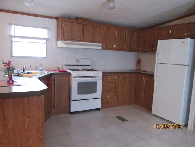 kitchen - 348 Lorraine Dr