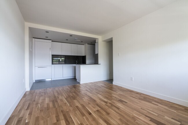 Building Photo - 230 Oak St