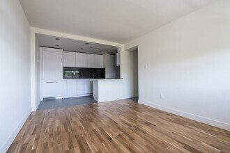 Building Photo - 230 Oak St