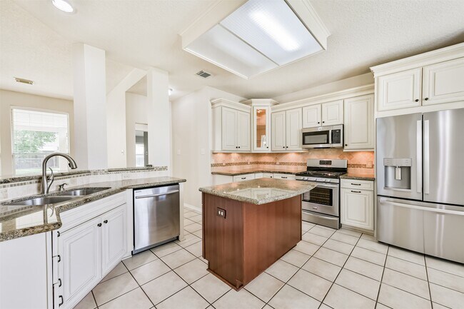 Foto del edificio - 2401 Woody Rd