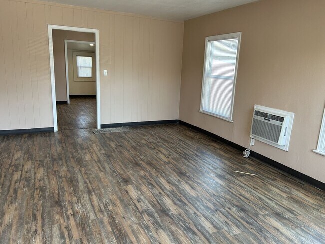 Building Photo - 301 Maple St