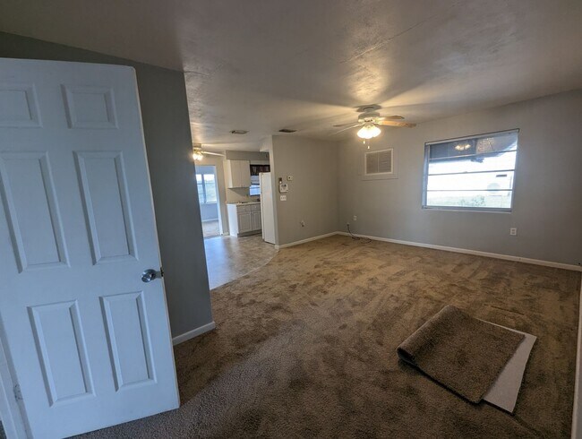 Building Photo - Nicely sized 2 Bedroom in Beverly Hills