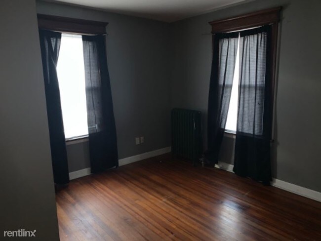 Building Photo - 2 br, 1 bath Apartment - 668 E Broadway