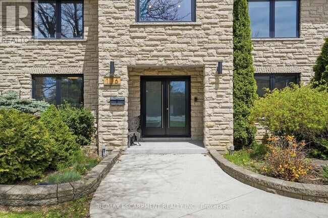 Photo du bâtiment - 176 Albion Falls Blvd