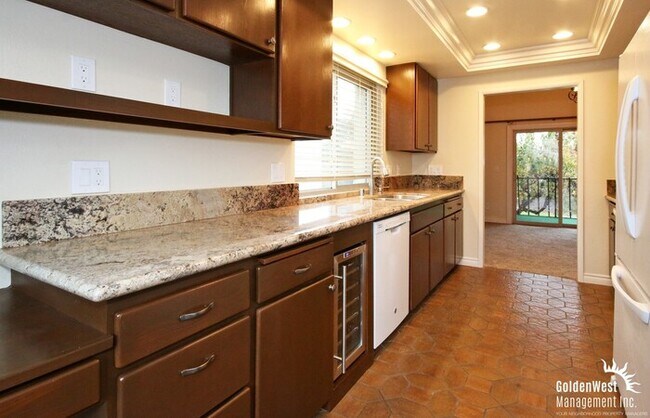 Building Photo - 3Bdm Top Floor Condo With Golf Course Views