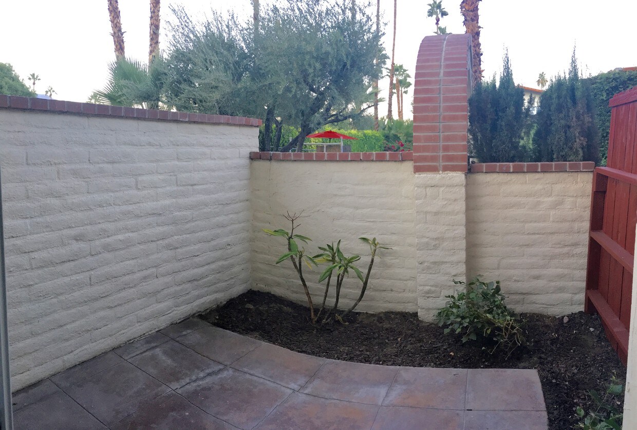 private courtyard - 550 El Cielo Rd