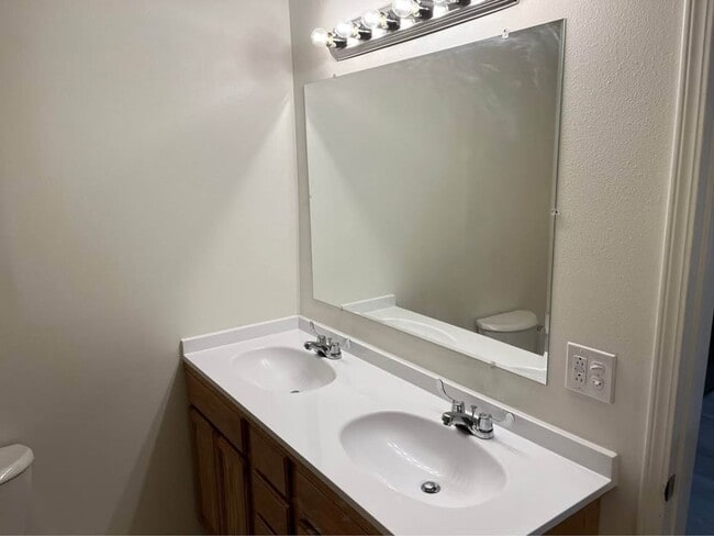 Building Photo - Nice 3 bedroom 1 bathroom
