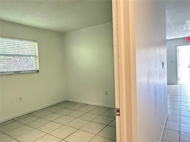 Foto del edificio - 951 SW 16th St