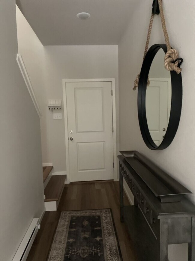 Foto del edificio - Newer 2 Bed / 2 Bath 2nd Floor Condo w/ 2 Car Garage