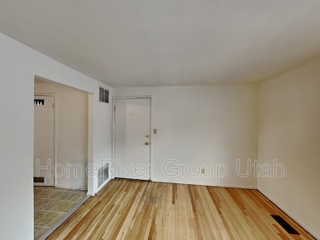 Building Photo - 801 S McClelland St