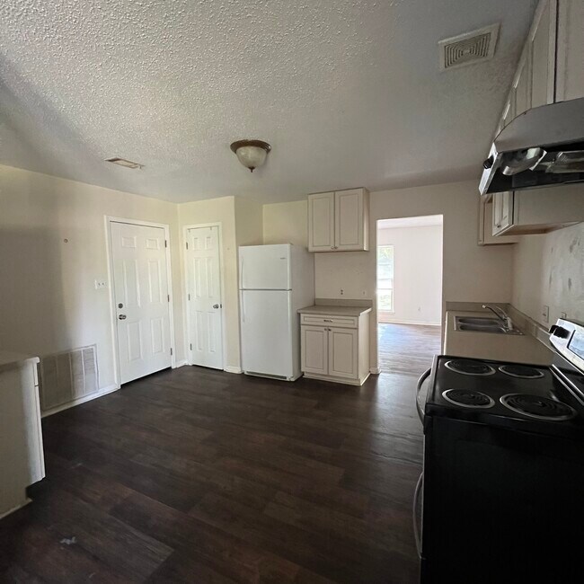 Building Photo - 2006 Columbus Cir