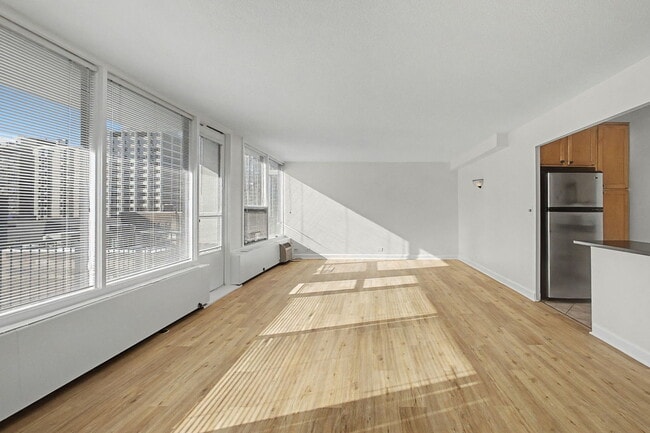 Foto del edificio - 1400 N State Pkwy