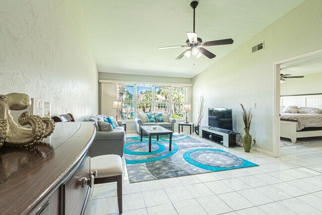 Building Photo - Fully Furnished Naples Condo- Available for Annual Rental Starting April