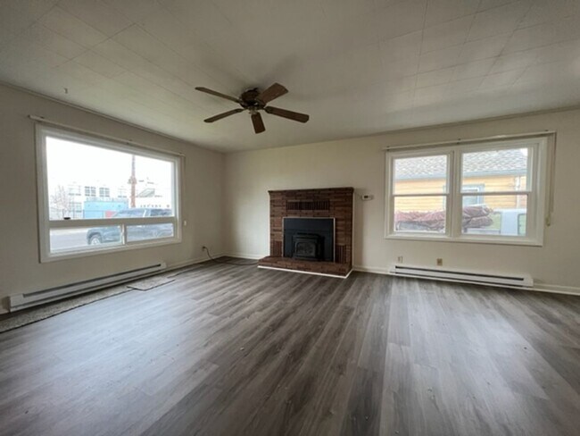 Foto del edificio - Charming three bedroom/one bath Medford Home | Available Now!