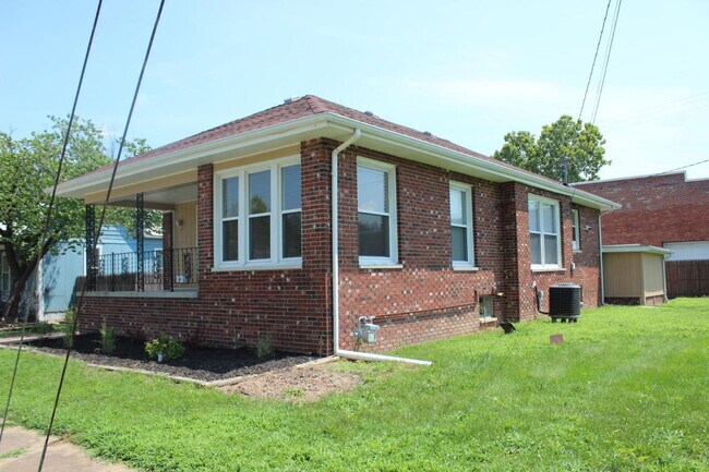 Building Photo - Nice 2 Bedroom Brick Home