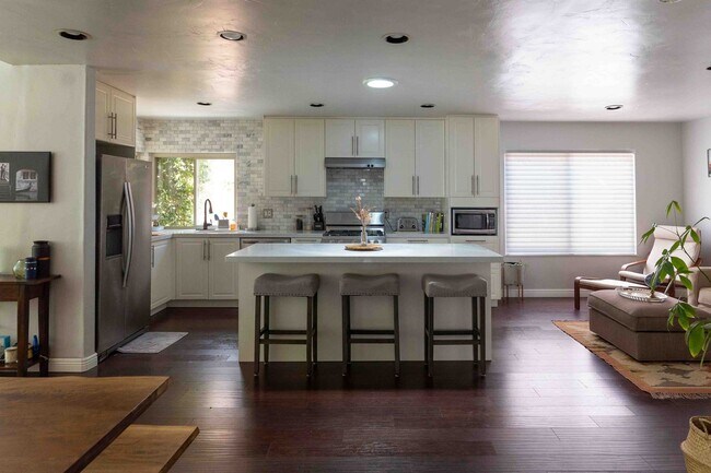 Building Photo - Updated and Remodeled 4 bedroom 2 bath hom...