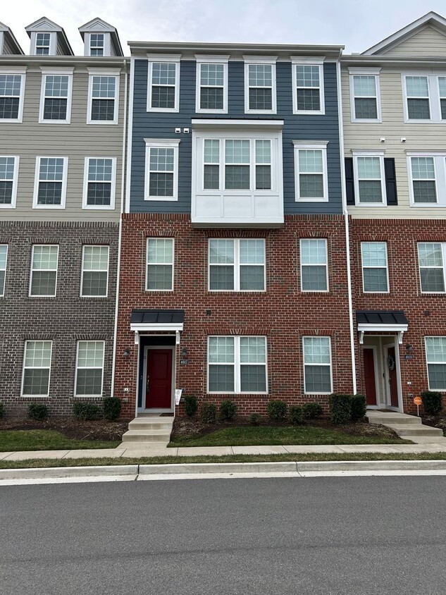 Primary Photo - Spacious 3 Bed / 2.5 Bath Townhome with Av...