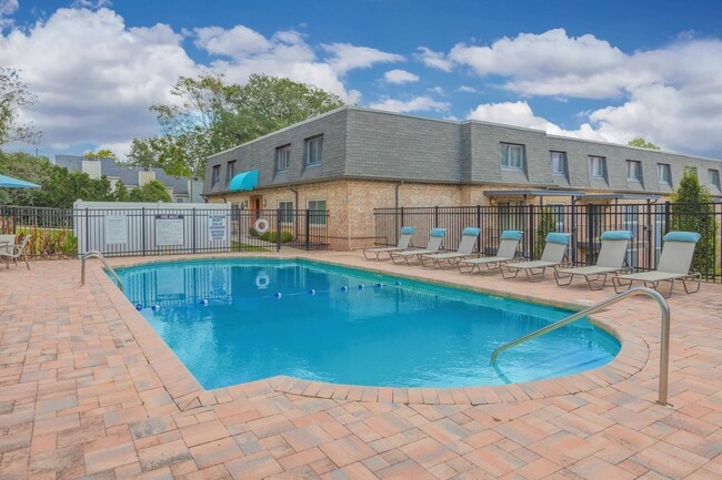 Piscina con terraza - Terraces at Summerville