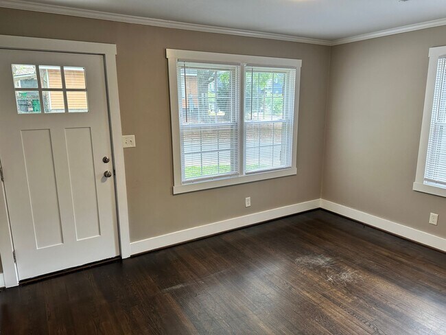 Foto del edificio - Adorable Two Bedroom Duplex in Belmont Com...
