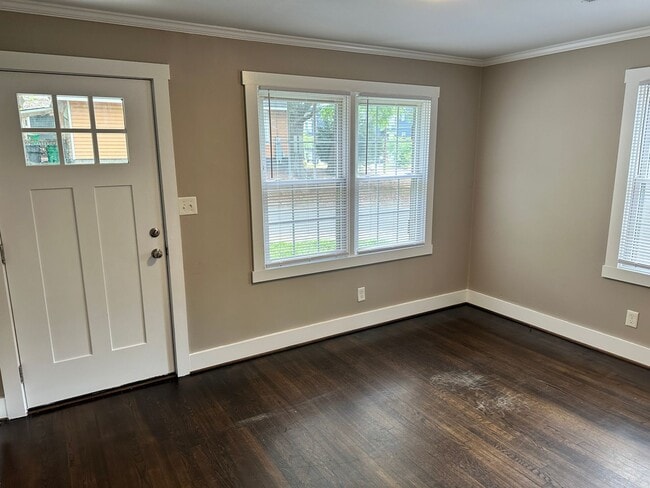 Building Photo - Adorable Two Bedroom Duplex in Belmont Community!