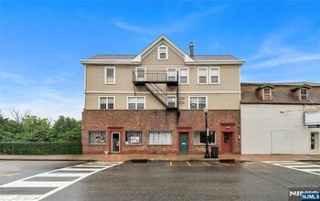 Building Photo - 1000 Main St