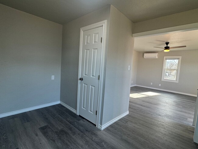 Building Photo - 304 S 2nd St