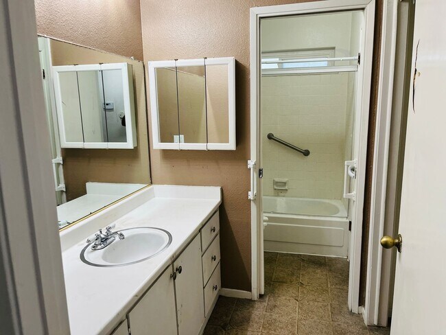 Building Photo - Cute 2 Bedroom Condo