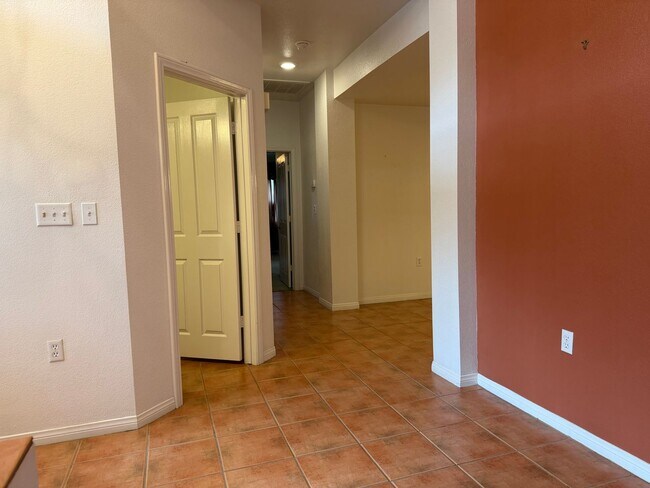 Building Photo - Large 2 bedroom corner unit townhome