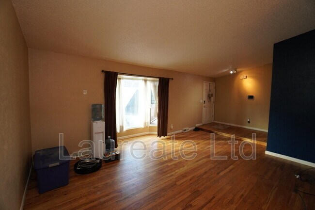 Building Photo - 562 N Revere St