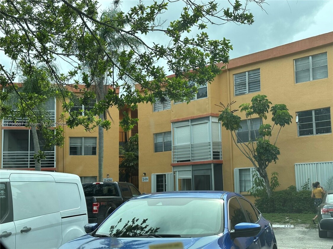 Primary Photo - 4394 NW 9th Ave