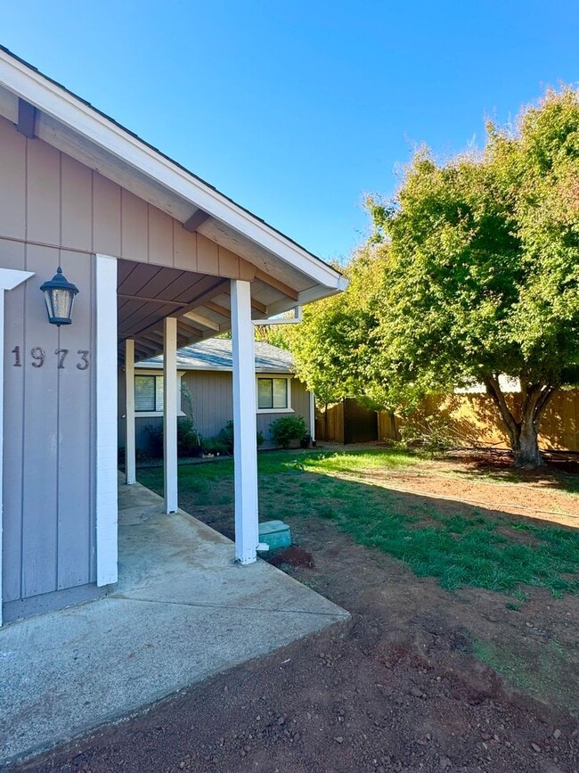 Building Photo - 1973 S Ridge Dr