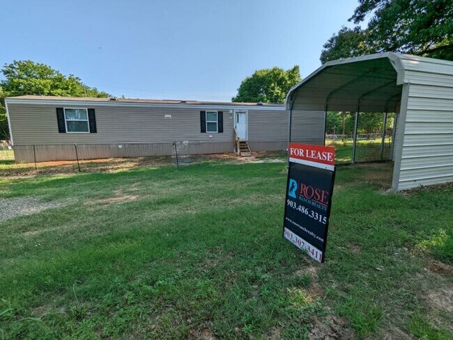 Building Photo - 16954 Oakwood Dr