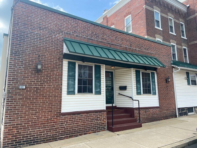 Private Entrance - 623 Arch St