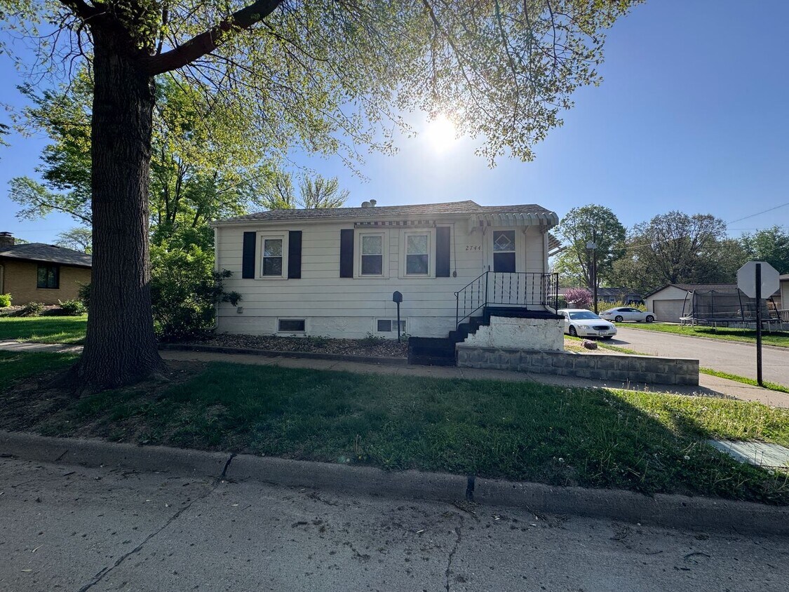 Foto principal - $1400 - 2 Bed 1 Bath House