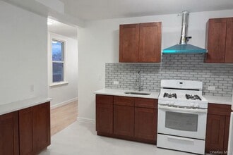 Building Photo - 71-50 73rd Pl