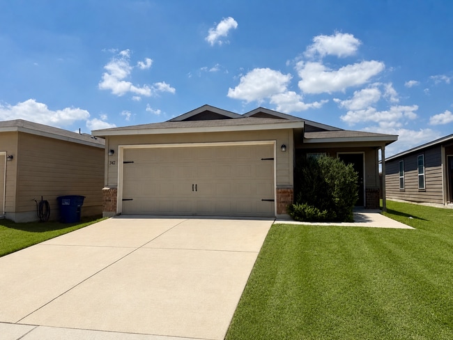 Building Photo - Beautiful 3 bedroom, 2.5 bathroom with an office in a prime New Braunfels location!