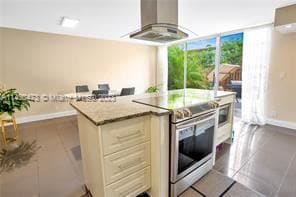 Building Photo - 2 br, 2.5 bath House - 2421 NE 10th St # 153