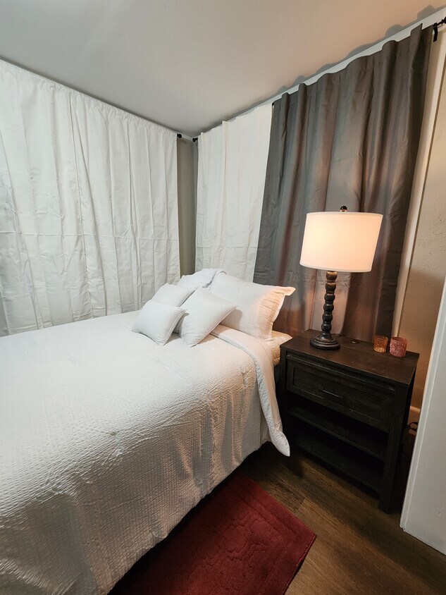 Queen size bed with TV - 203 Wickham Ave