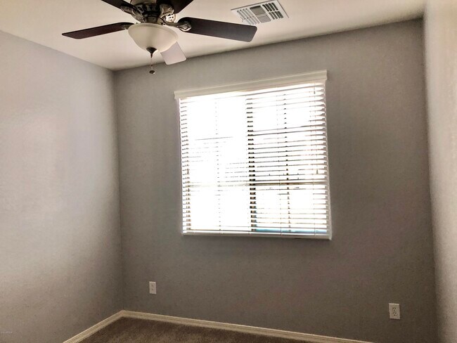 Foto del edificio - 5409 W Straight Arrow Ln
