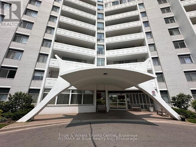 Photo du bâtiment - 15 Towering Heights Blvd