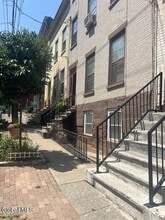 Building Photo - 31 Elm St