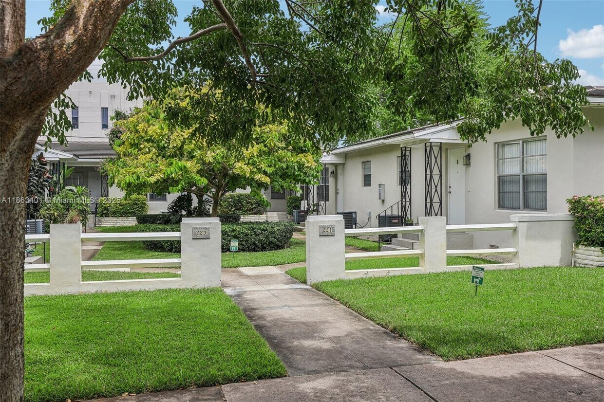 Foto principal - 221 Antiquera Ave
