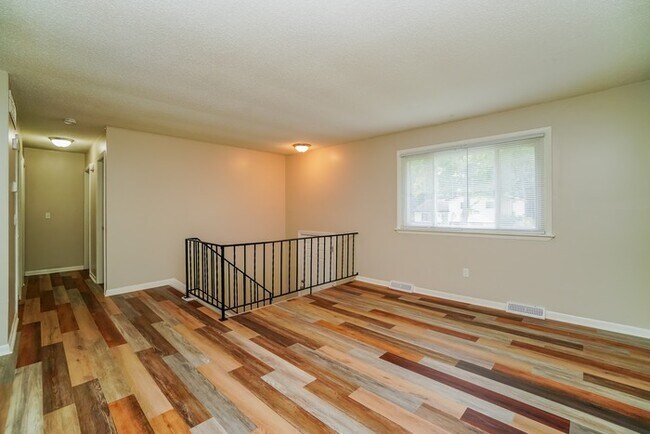 Building Photo - Charming 4 Bedroom Home