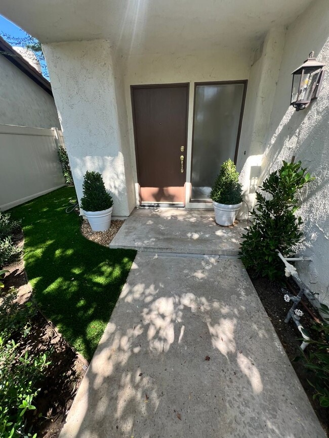 Building Photo - Thousand Oaks - 3 bedroom, 2.5 bath in the...