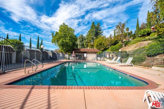 Foto del edificio - 15616 Hillview Ln