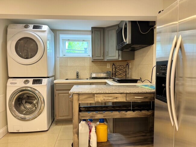 Building Photo - 89 Clinton St